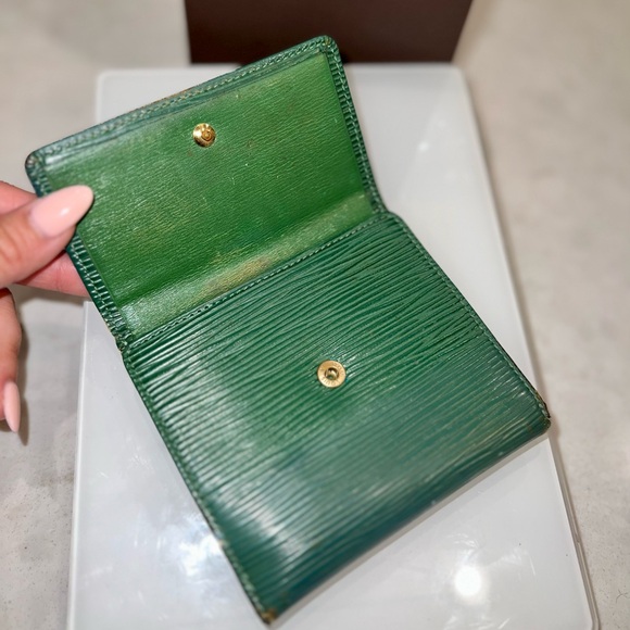 Louis Vuitton Epi Bifold Wallet - Picture 2 of 4